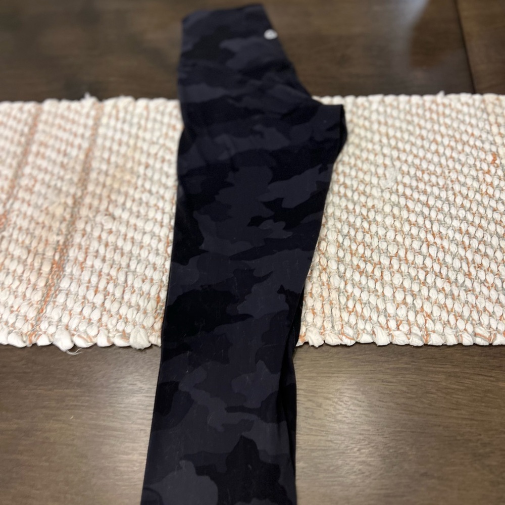 Lululemon camo leggings size 0 23”
